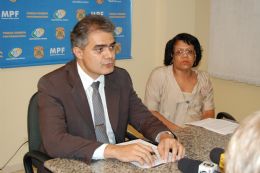 Superintendente da PF, Oslaim Miranda, e a gerente do INSS de Cuiab, Lueci Rosa da Silva, explicam fraudes previdncirios