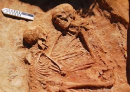Arquelogos acham esqueletos abraados h 6 mil anos na Espanha
