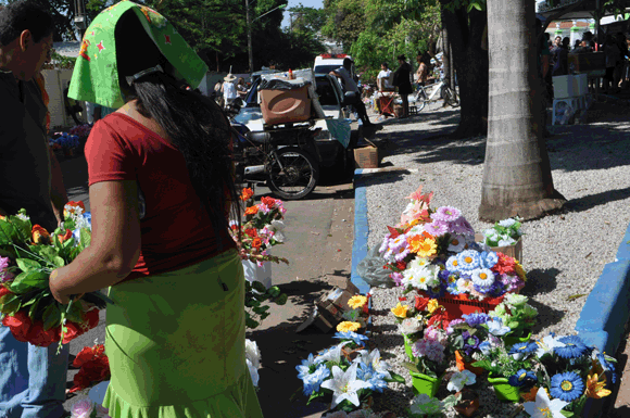 Lenice vende flores no Dia de Finados h oito anos