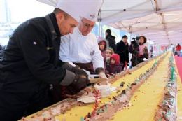 Por recorde, chefs fazem sobremesa natalina de 150 m de comprimento