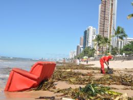 Cerca de 15 toneladas de lixo so recolhidas de praia no Recife