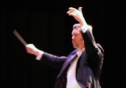 Maestro usa orquestra para melhorar relao entre alunos e professores