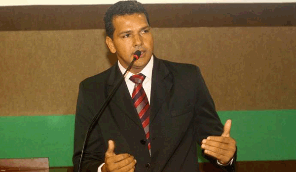 Em ato polmico, Cmara Municipal revoga licena de vereador Nviton