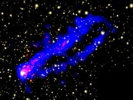 Nasa fotografa aglomerado de galxias com duas caudas
