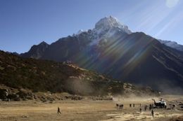 Alpinistas nepaleses vo limpar cume do monte Everest