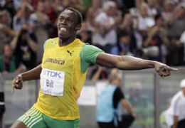 Usain Bolt comemora vitria com a equipe da Jamaica e seu terceiro ouro no Mundial de atletismo de Berlim