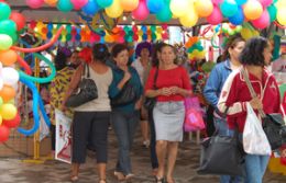 Descontos atraem consumidores s lojas na regio central de Cuiab
