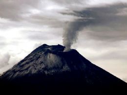 Vulco Tungurahua explode e deixa coluna de fumaa de 7 km