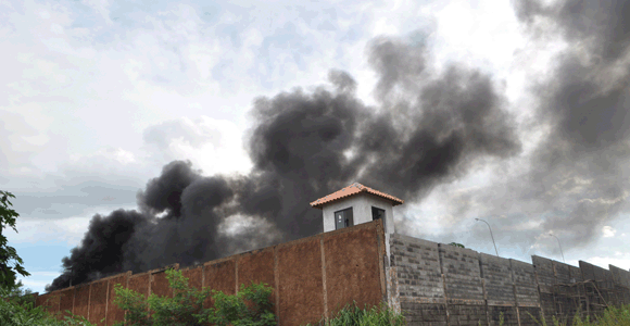 Bombeiros apagam incndio no Carumb; veja imagens