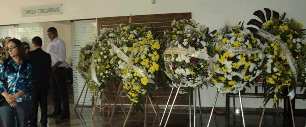 Coras de flores em homenagem ao advogado lotaram o ptio da Capela Jardins