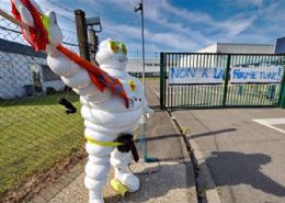 Funcionrios da Michelin protestam contra fechamento de fbrica na Frana