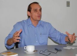 Santos declara paixo por PSDB, nega sada e programa ato de filiao