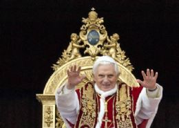 Papa abenoa fiis na praa de So Pedro, no Vaticano