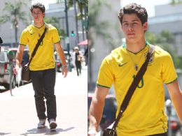 Nick Jonas, dos Jonas Brothers passeia com camisa da seleo brasileira em Los Angeles