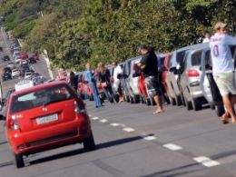 No Dia Nacional do Respeito ao Contribuinte, brasilienses fazem fila para comprar gasolina a R$ 1,63