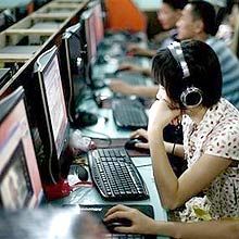 Usuria navega na internet na China; preos de computadores podem ficar mais caros