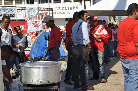 Manifestantes acampam em frente  Sede da Cmara