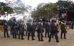 Policiais na frente da Reitoria da USP na tarde de ontem