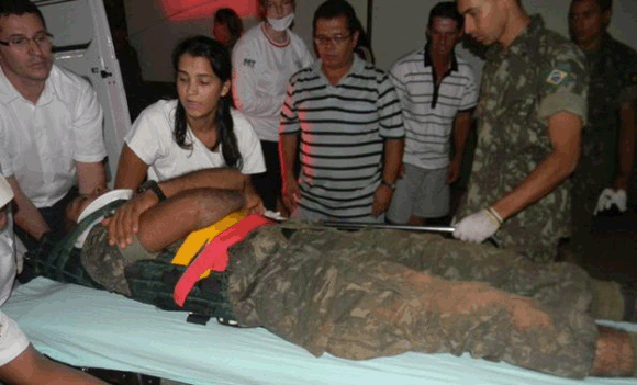 Soldado ferido chegando ao Hospital de Sorriso para receber atendimento