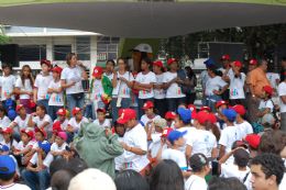 Estudantes percorrem avenidas de Cuiab em protesto contra as drogas