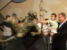 Com o neto no colo, Zico observa Zico na inaugurao da sua esttua no Hall da Fama do Maracan