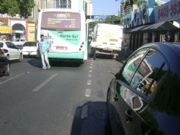 nibus coletivo bate em veculo e provoca congestionamento na avenida Lava Ps