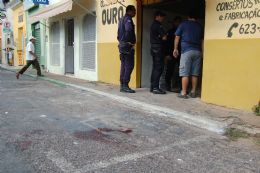Depois de tiroteio, policial civil e bandido so atingidos e marcas de sangue se espalham no cho