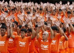 1.500 prisioneiros filipinos recriaram neste sbado (27) a dana que ficou famosa no YouTube.