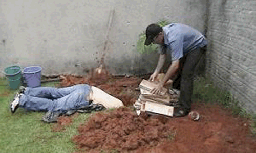 Traficantes enterram 56 kg de droga em buraco no quintal