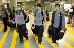 Estudantes usam mscaras depois de terem sintomas de gripe em sua chegada dos EUA  Nova Zelndia