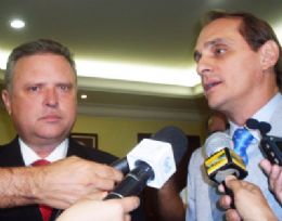 Maggi diz no interferir no PAC; Wilson Santos entrega relatrio