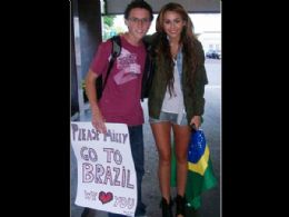 Site divulga foto de Miley Cyrus com a bandeira do Brasil
