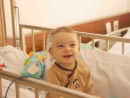 Beb de 8 meses com doena rara aguarda transplante de medula ssea