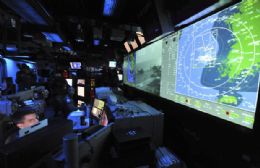 Marinheiros americanos observam monitores