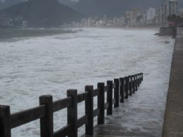 Ressaca no mar afasta banhistas das praias do Rio