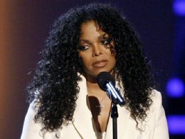Janet Jackson se emocionou ao falar do irmo