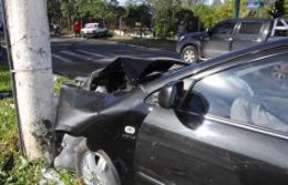 Motorista alcoolizado bate carro em poste e mulher morre com pancada