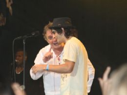 Fabio Jr. recebe o filho, Fiuk, em show no Rio de Janeiro
