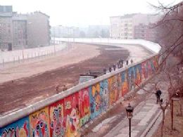 Muro de Berlim poderia ter causado guerra mundial, diz Gorbachev