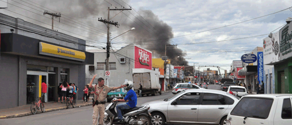Prdio de loja ameaa desabar; incndio pode ter origem criminosa  veja fotos