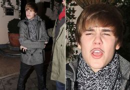 Justin Bieber aparece com bigode falso
