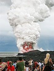 Turistas assistem  erupo do vulco Kilauea na ilha do Hava