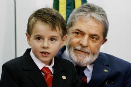 Presidente Lula posa com criana durante a cerimnia de sano da nova Lei Nacional de Adoo