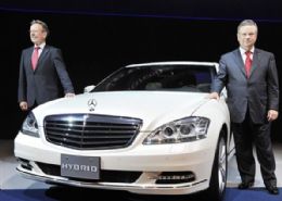 Mercedes-Benz lana sed de luxo com motor hbrido
