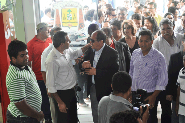 Madureira durante a chegada no prdio da Prefeitura, recepcionado por amigos