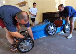 Bugatti 'mirim' ser leiloado