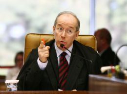 Deciso do ministro Celso Mello desacredita Justia e estimula corrupo