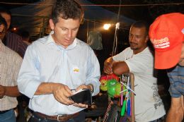 Mauro Mendes em visita  feira do CPA III ao comprar castanha do Par