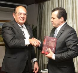 Ministro Gilmar Mendes presenteia governador Silval Barbosa (PMDB) com livros de sua autoria