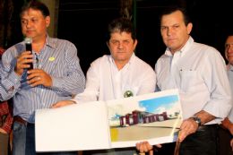 Governador recebe projeto do presidente do Sindicato Rural de Rondonpolis, Miguel Weber